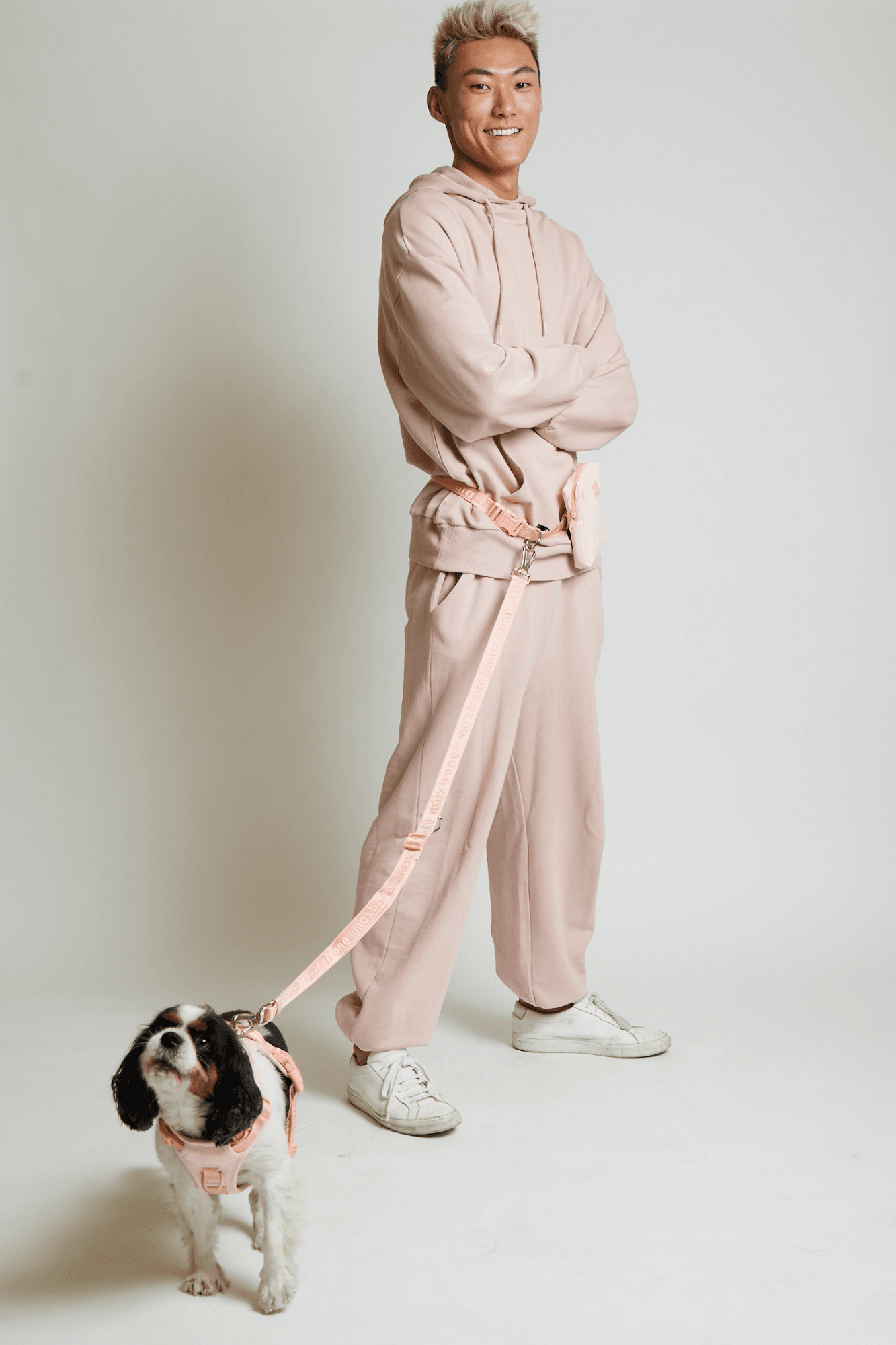 Trela GO! With Ease Hands Free Leash premium da Maxbone em Peach — em utilização (89)